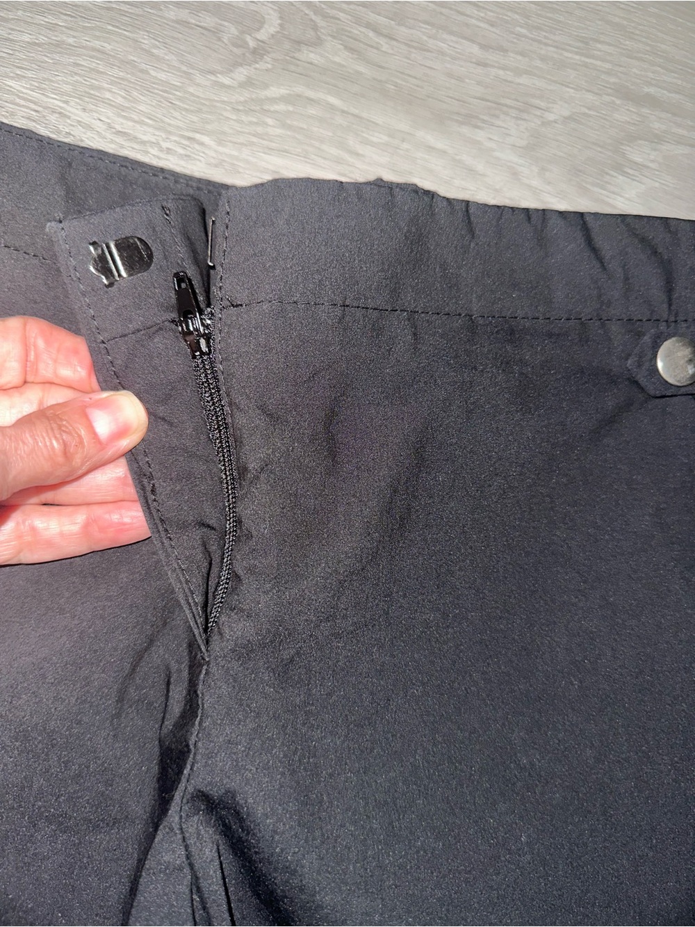 Theory Mid Rise Paper Weight Shorts - Picture 2 of 9